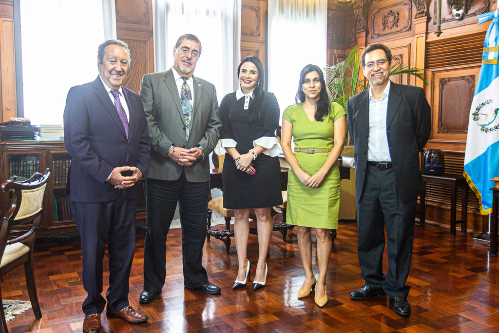 Reunión historica con el Presidente de Guatemala con el Ex Presidente Vinicio Cerezo Arévalo, Presidenta de Fundación Esquipulas Olinda Salguero, Karen Aguilar de FUNDAECO y su director Marco Vinicio Cerezo Blandón