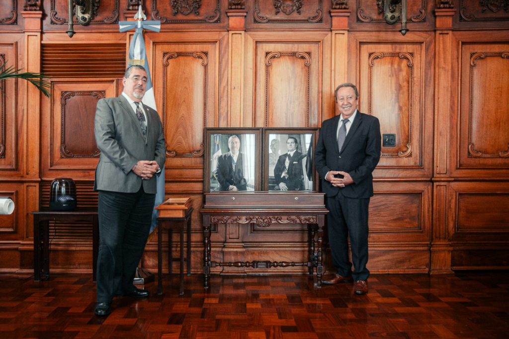 Los presidentes Arévalo y Cerezo junto al retrato del Presidente Juan José Arévalo Bermejo. 