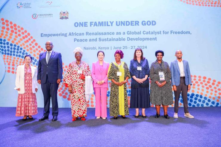 Jun Sook Moon, cuarta desde la izquierda, presidenta de Global Peace Women, posa con los ponentes de la sesión "Ruta de la Familia" de la Conferencia Global de Liderazgo para la Paz en África 2024 en el Hotel Radisson Blu en Nairobi, el miércoles. Cortesía de la Fundación Paz Global.